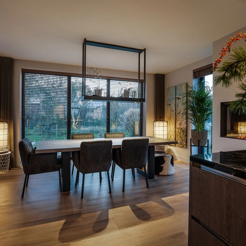 Luxe eetkamer met een warme uitstraling