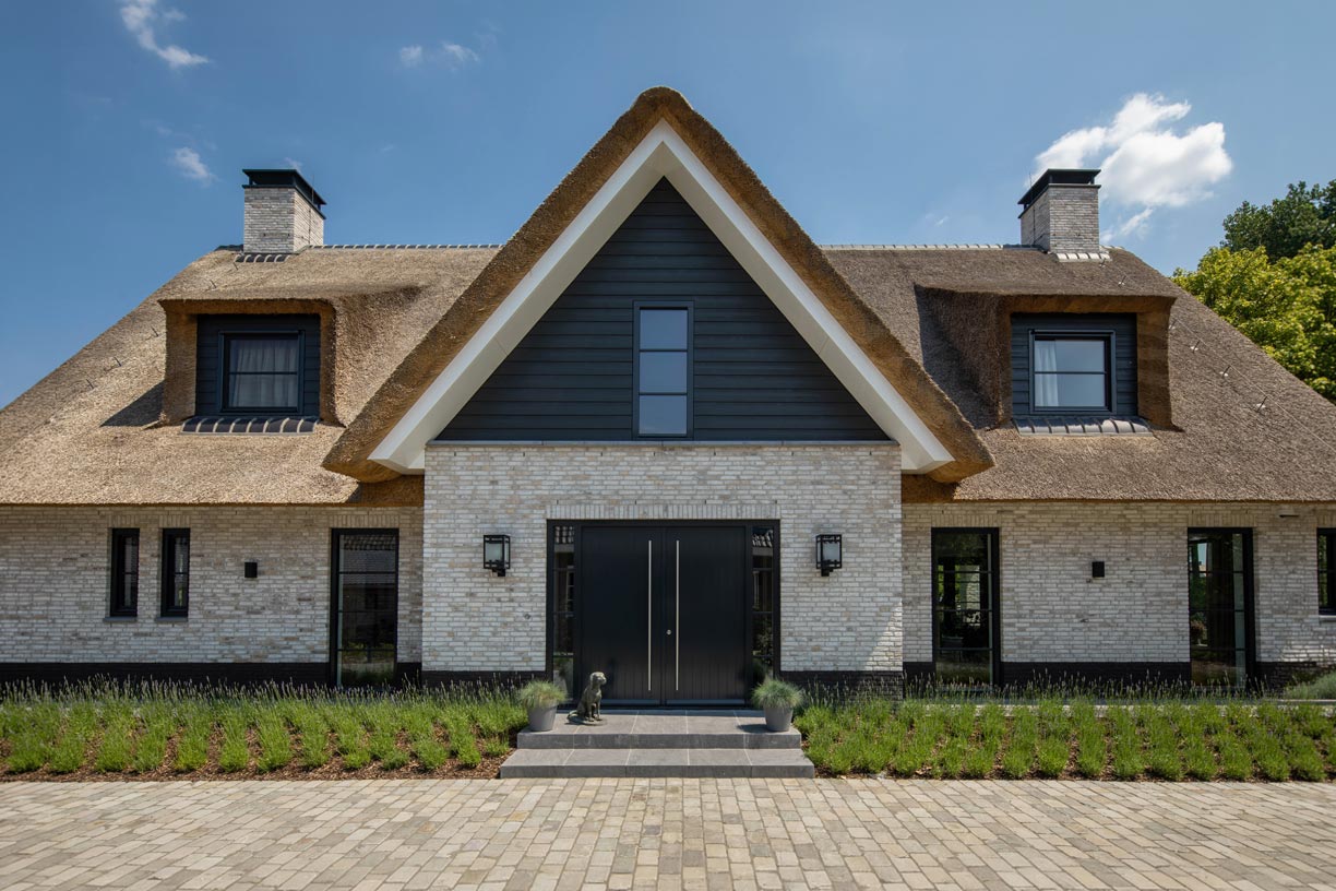 Landelijke-villa-rieten-kap-hout-strak-voorgevel.jpg (1)