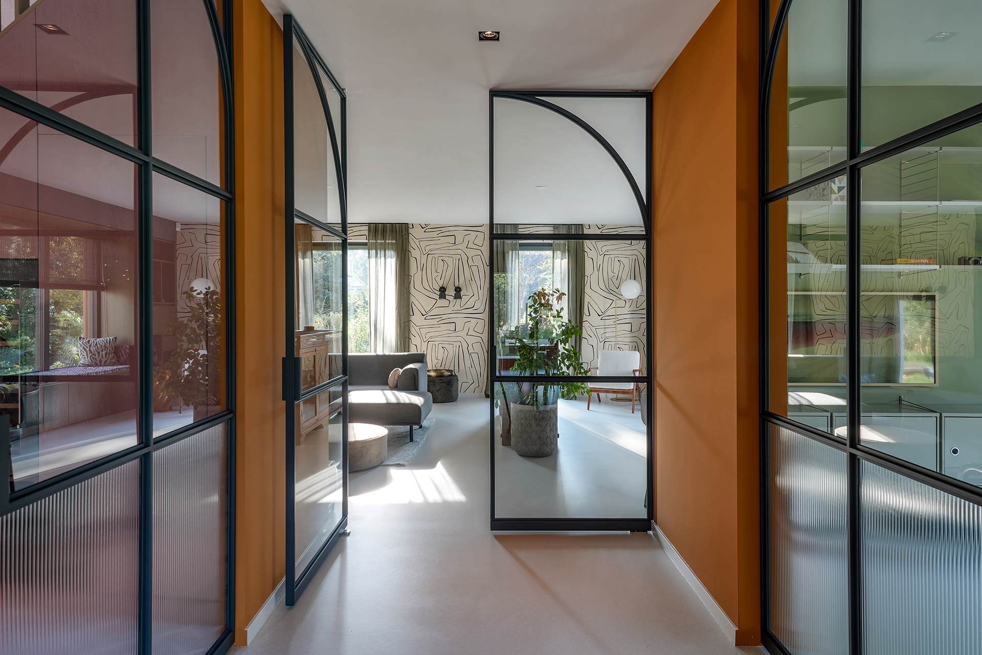 Eclectisch interieur met zwarte stalen binnendeuren