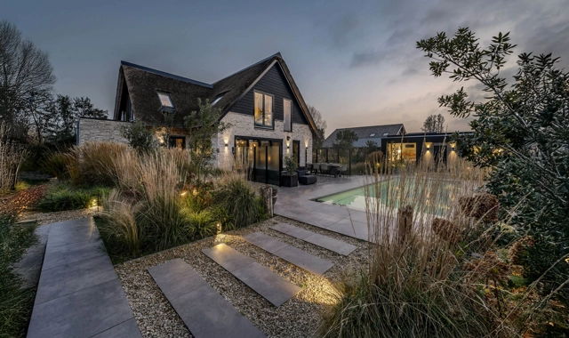 De achterzijde van een luxe landelijke maatwerk villa met zwembad