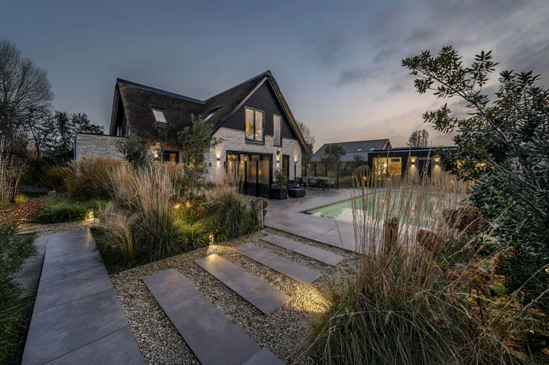 De achterzijde van een luxe landelijke maatwerk villa met zwembad