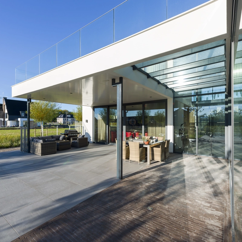 Het zijaanzicht van een modern kubistische villa