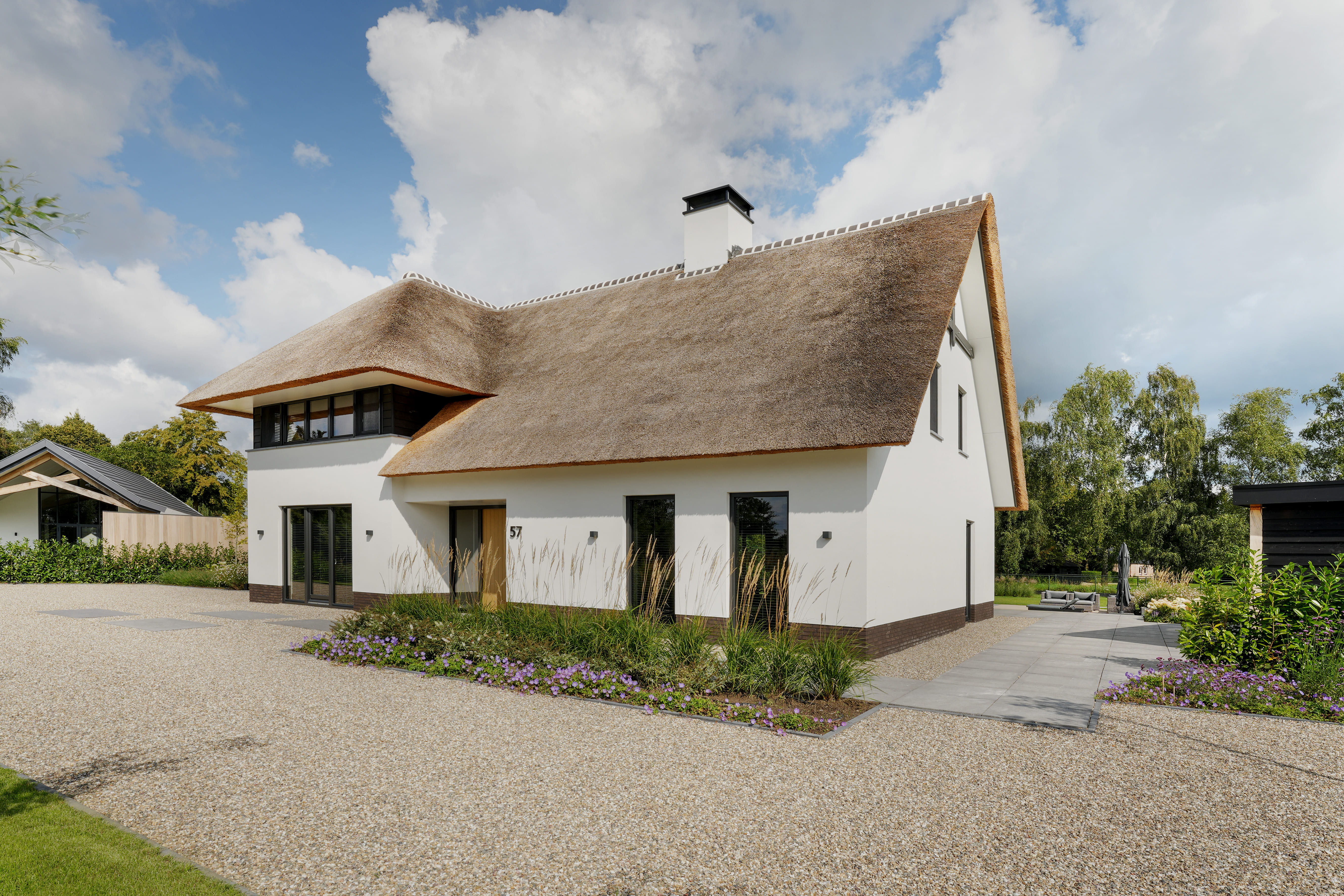 Moderne schuurwoning met rieten dak