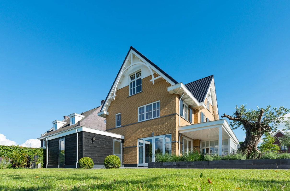 traditionele-villa-rijke-details-gele-baksteen-achtergevel.jpg