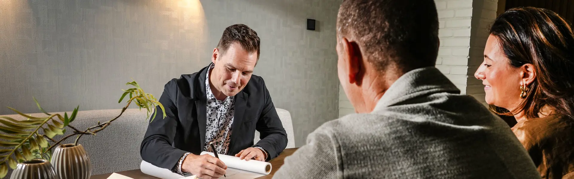 Architect Livingstone in gesprek met klanten