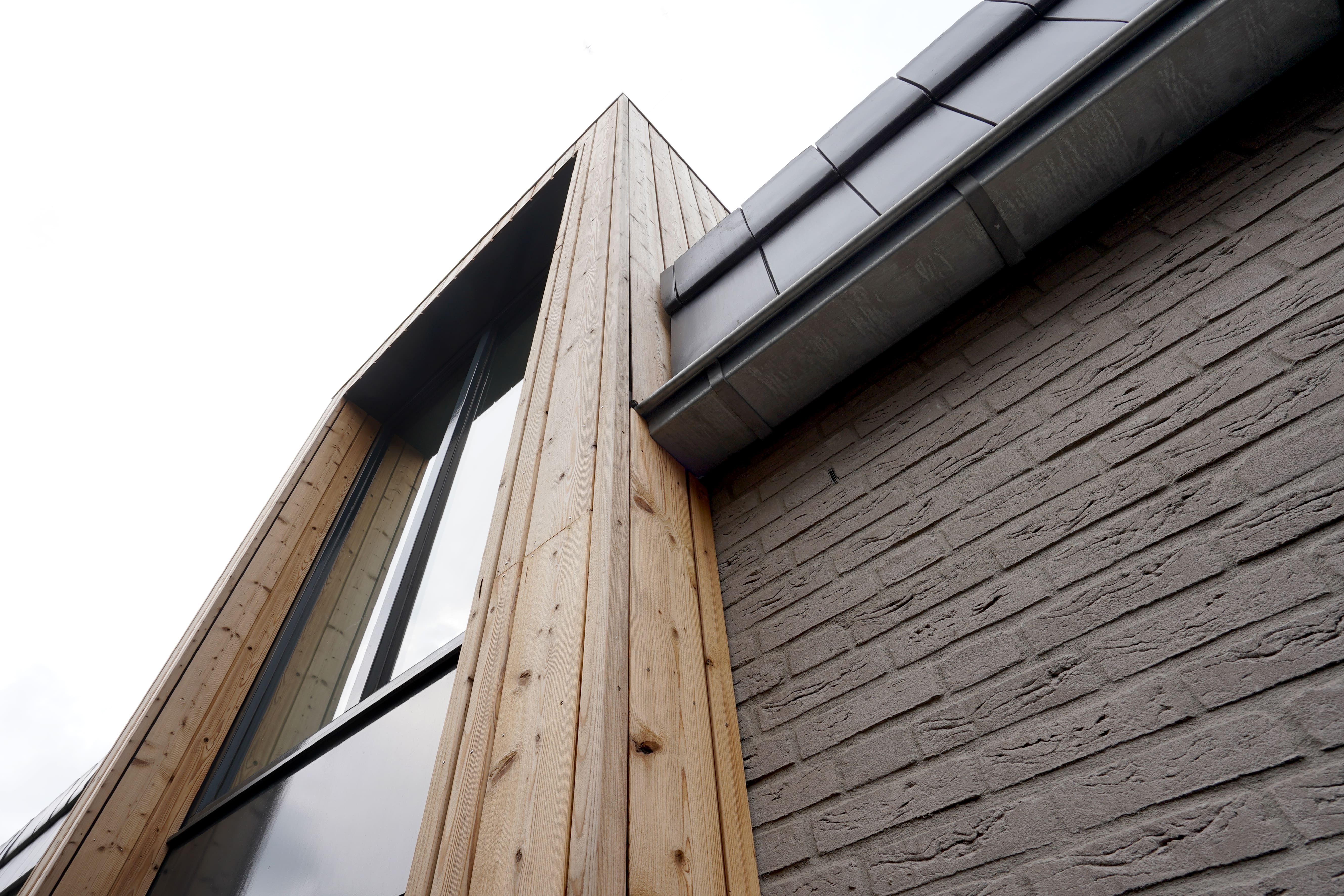 Moderne, houten en stenen gevelbekleding