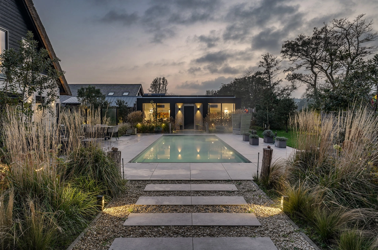 Een design tuin met luxe buitenverblijf en zwembad