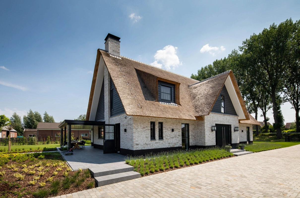 Een landelijke villa met rieten kap