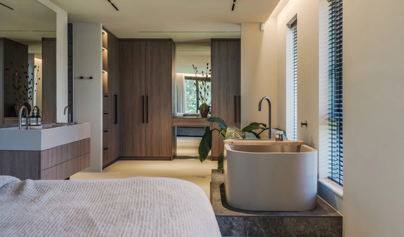 Moderne slaapkamer met een badkamer en suite