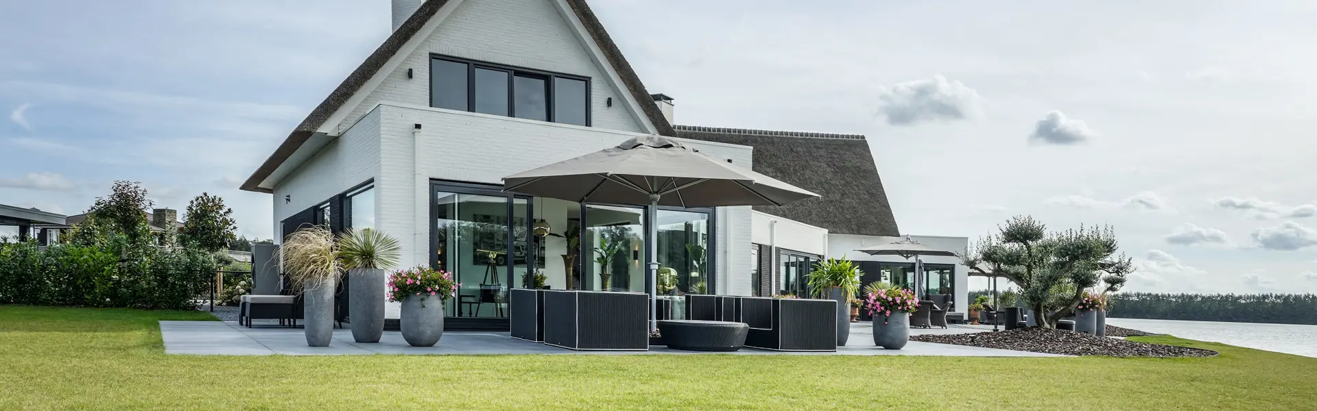 Achterzijde van een modern landelijke villa