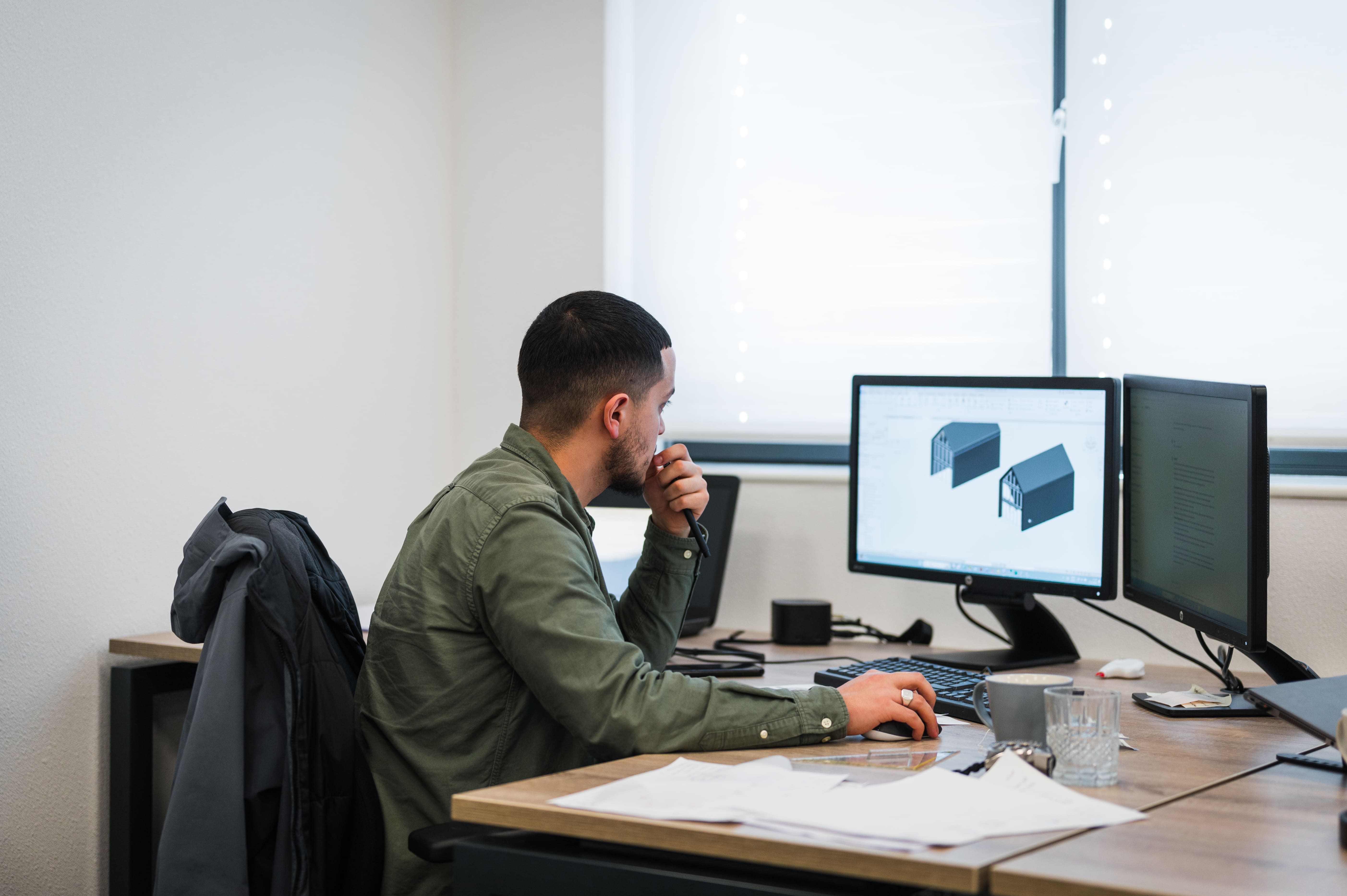 Modelleur maakt een 3D ontwerp van een villa op de computer