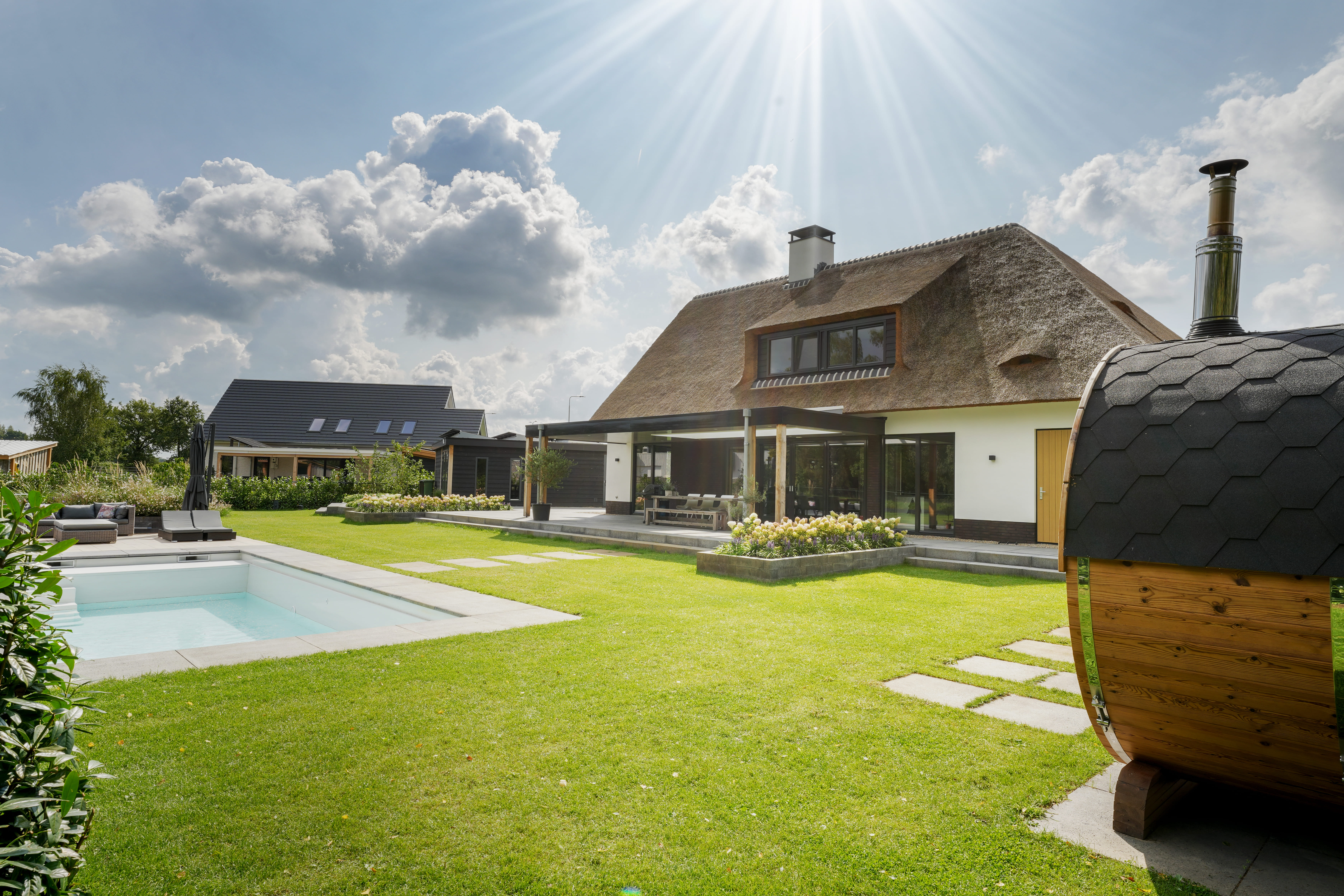 Moderne schuurwoning met welness buitenverblijf