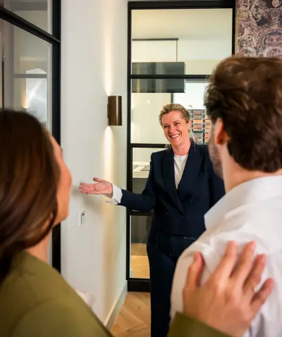 Interieurontwerper maakt kennis met klanten in showroom