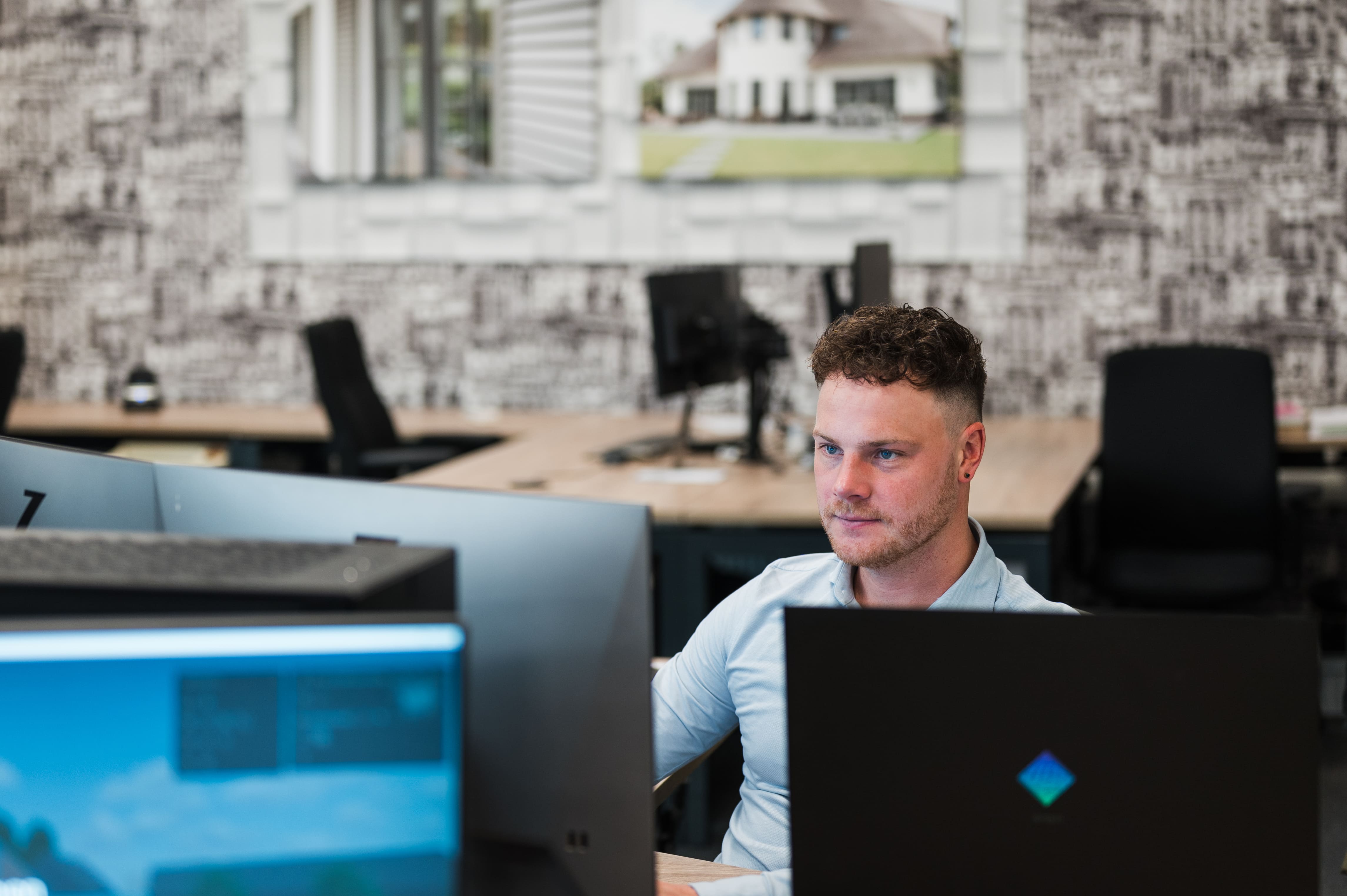 Medewerker van Livingstone aan het werk aan de computer