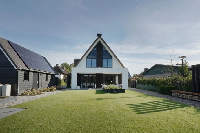 Achteraanzicht van landelijke villa met modern stucwerk