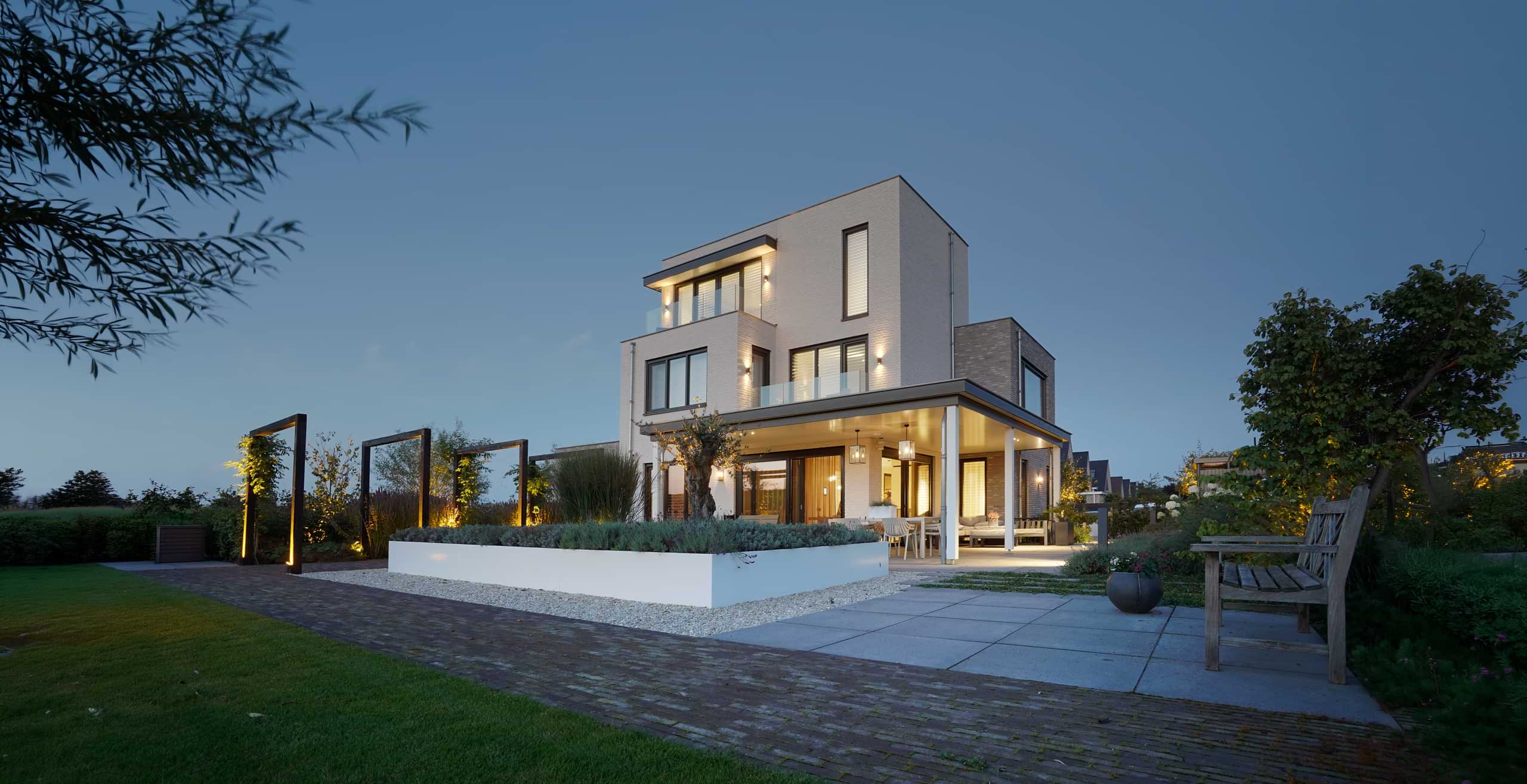 De achtergevel van een moderne kubistische villa