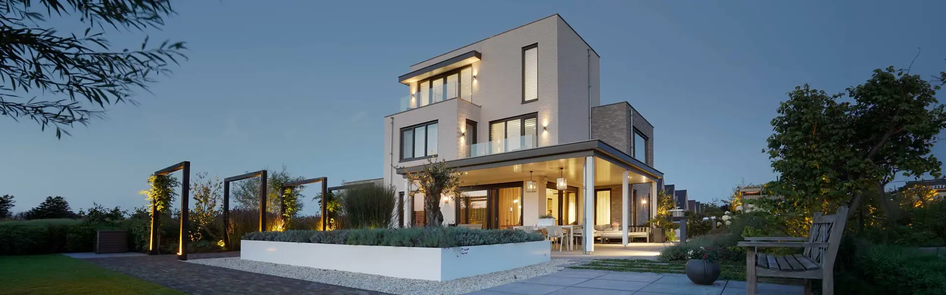 De achtergevel van een moderne kubistische villa