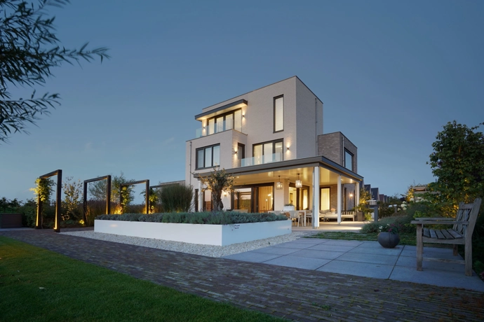 De achtergevel van een moderne kubistische villa