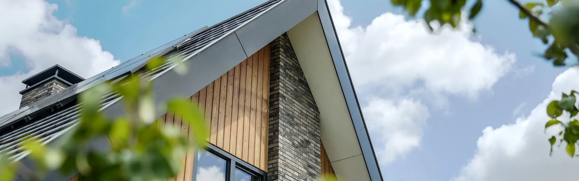 Uitsnede van dak schuurwoning met zonnepanelen