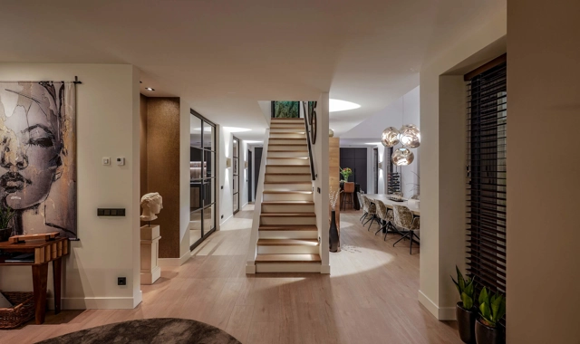 Warm en luxe interieur met zicht op eetkamer