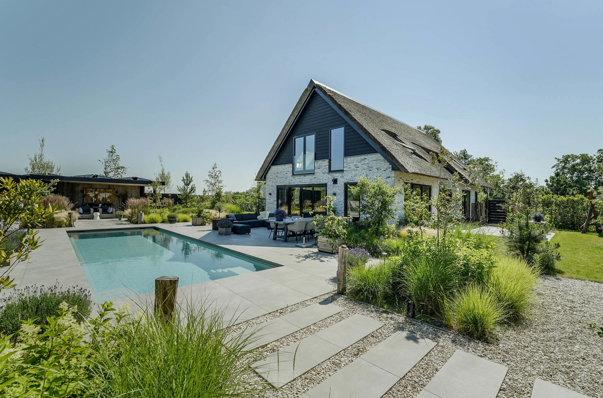 De achterzijde met tuin en zwembad van een luxe landelijke villa