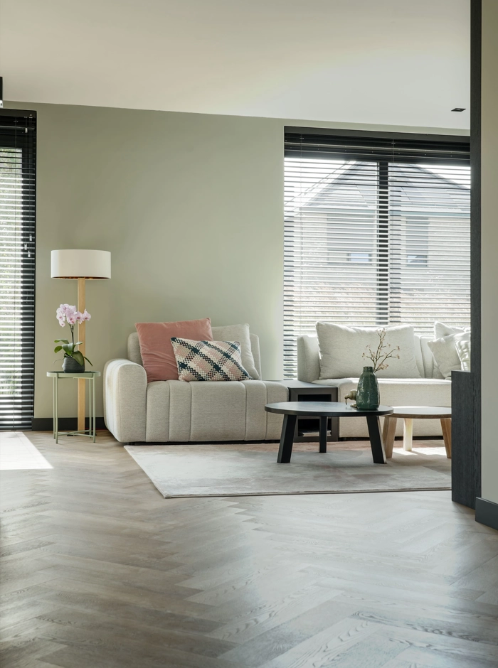 modern interieur met visgraat houten vloer