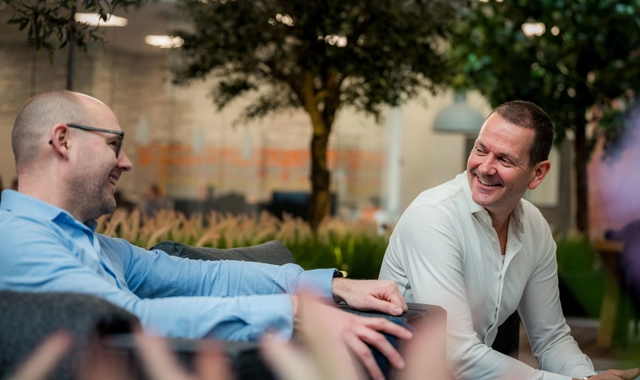 Medewerkers van Livingstone in gesprek op de bank
