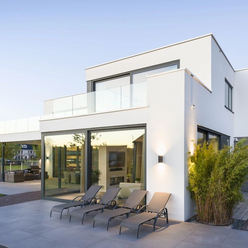 Achtergevel van een moderne kubistische villa