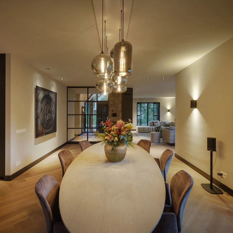 Een warme en moderne eetkamer met ovale eettafel