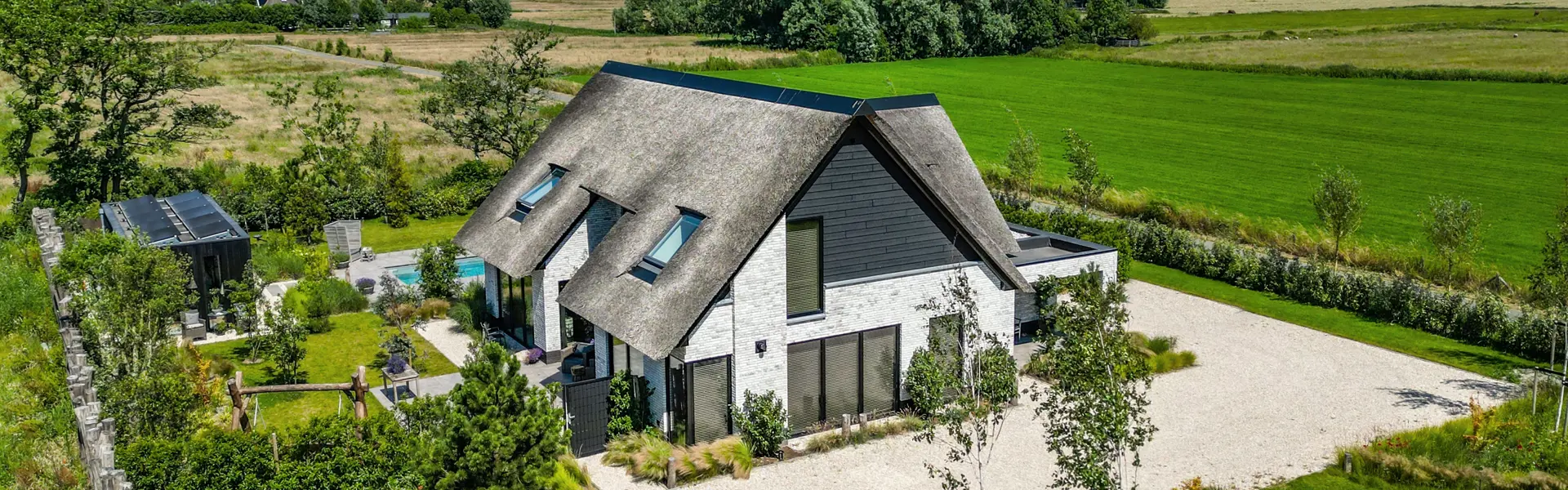 Moderne boerderijwoning met rieten dak
