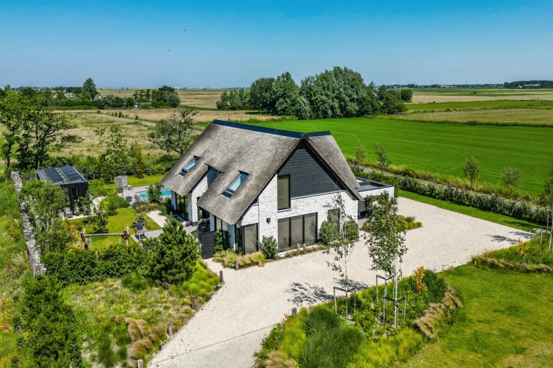 Moderne boerderijwoning met rieten dak