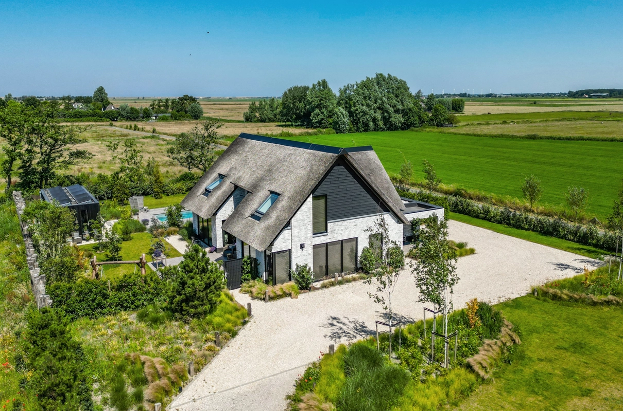 Moderne boerderijwoning met rieten dak
