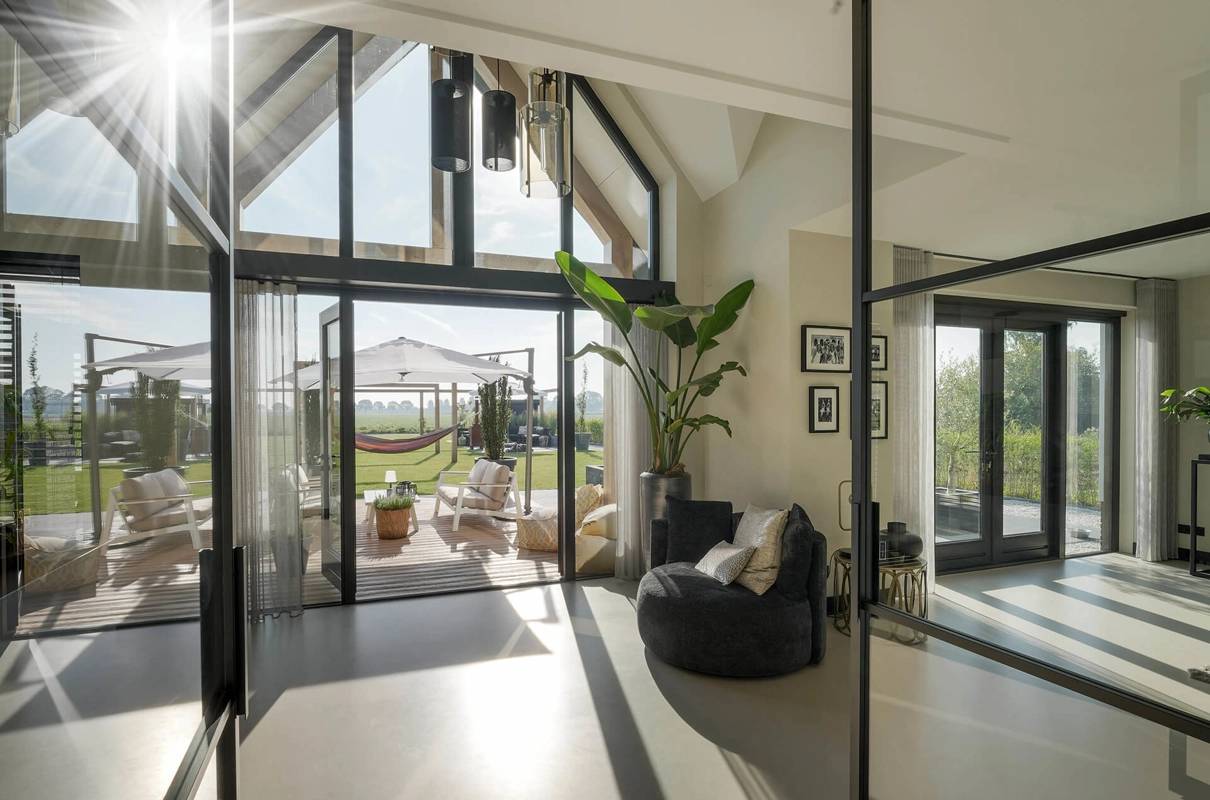 Modern en strak interieur met zicht op tuin