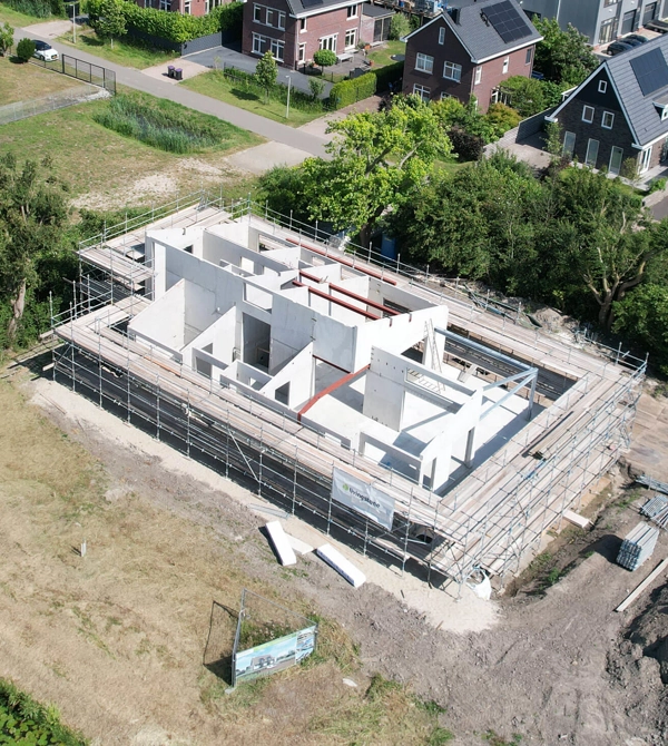 Een betonnen casco in aanbouw