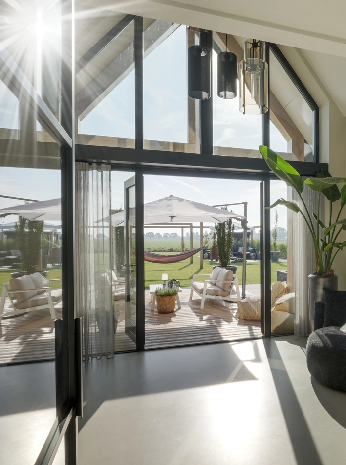 Woonkamer met zicht op tuin