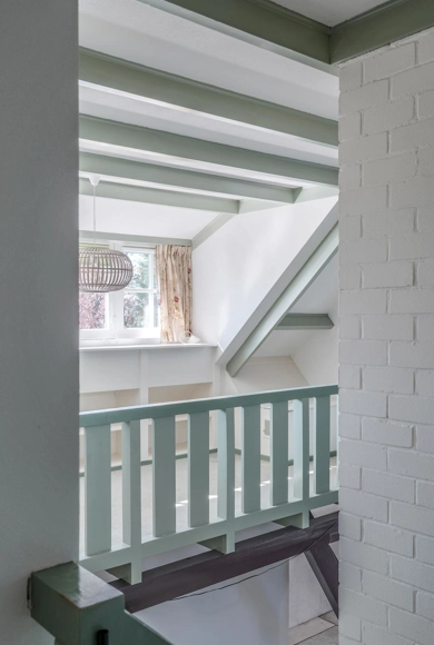 Lichte overloop van een verbouwwoning