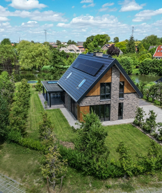 Bovenaanzicht van een duurzame villa met zonnepanelen