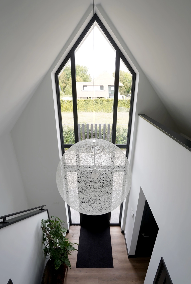 Het interieur van een trap en vide