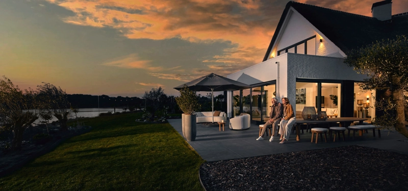 sfeerbeeld-koppel-geniet-op-tuinterras-luxe-villa.jpg