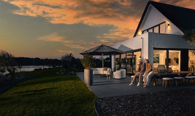 sfeerbeeld-koppel-geniet-op-tuinterras-luxe-villa.jpg
