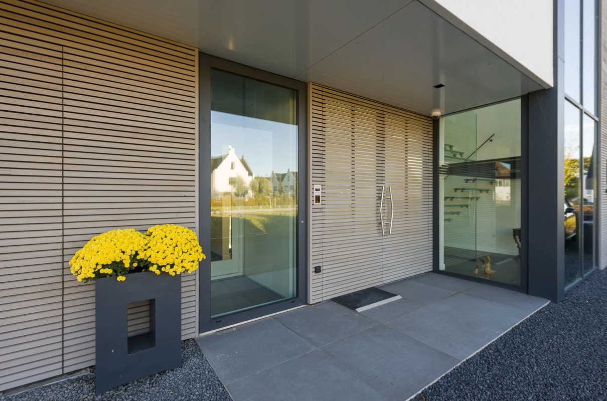 Vooraanzijde van een moderne kubistische villa