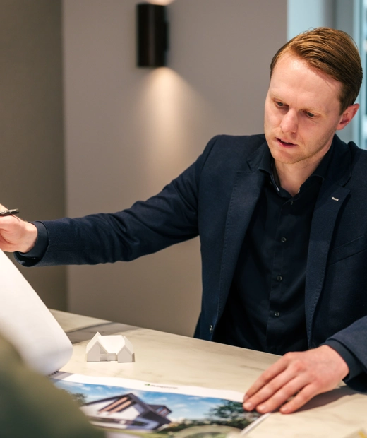 Architect bladert in brocure en is in gesprek met klanten