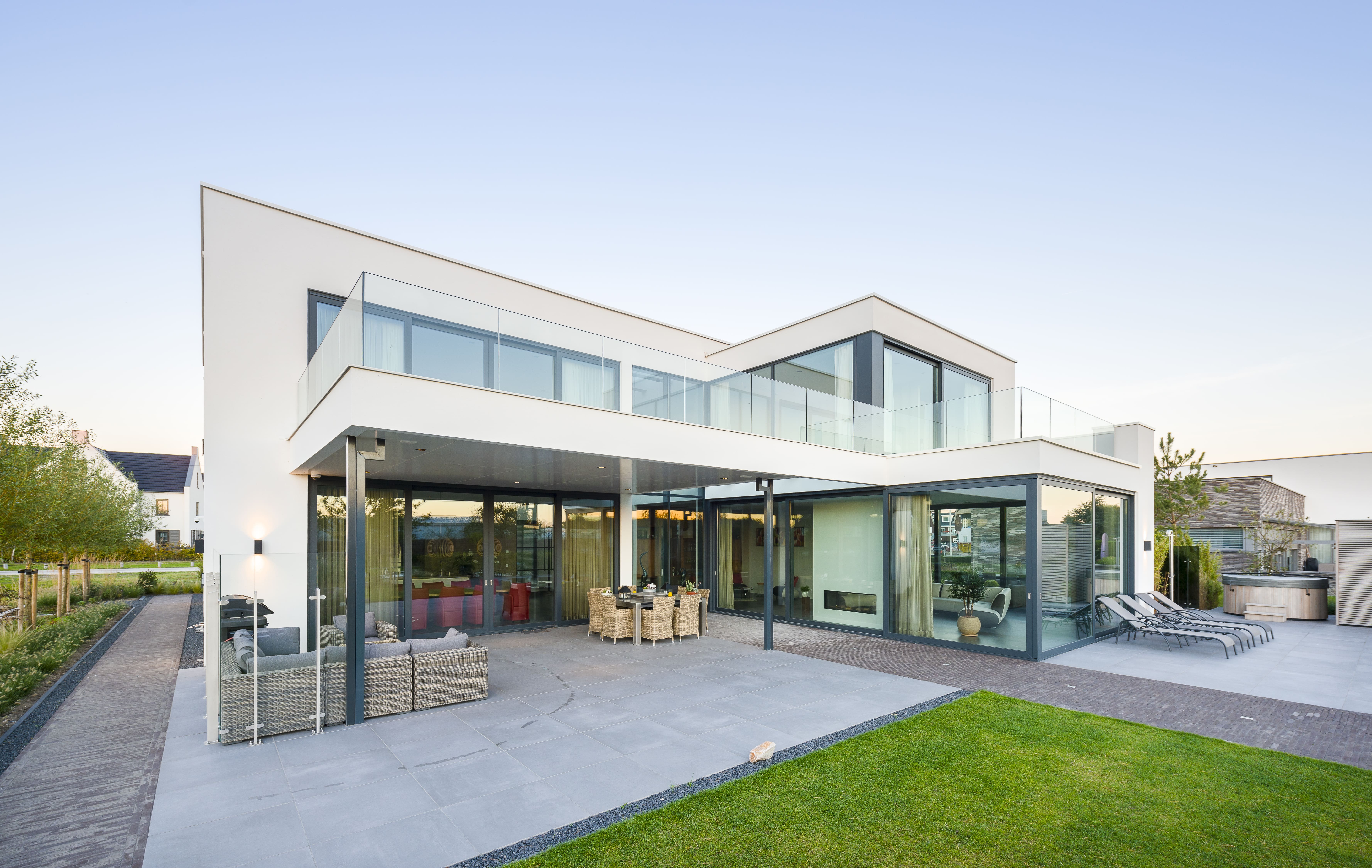 Luxe levensloopbestendige kubistische villa