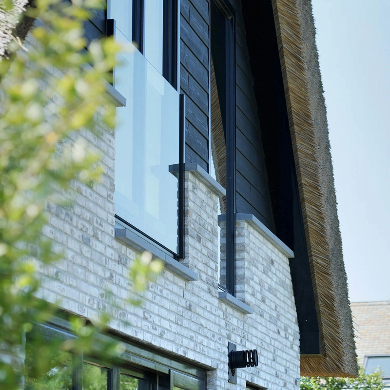Een detailshot van het vooraanzicht van een moderne, landelijke villa