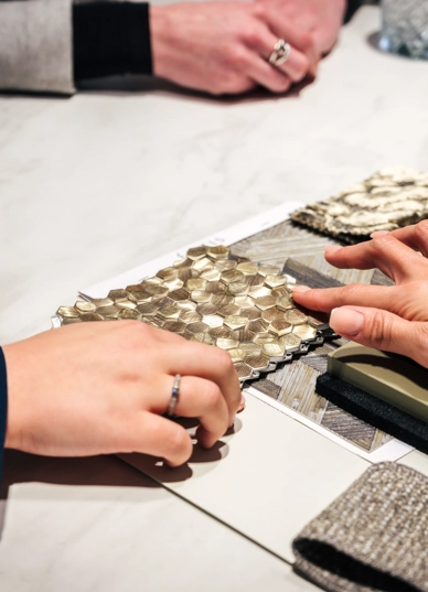 Interieurstalen liggen op tafel