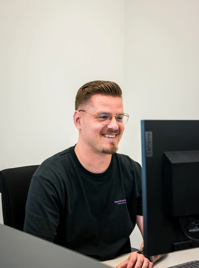 Medewerker van Livingstone aan het werk op de computer