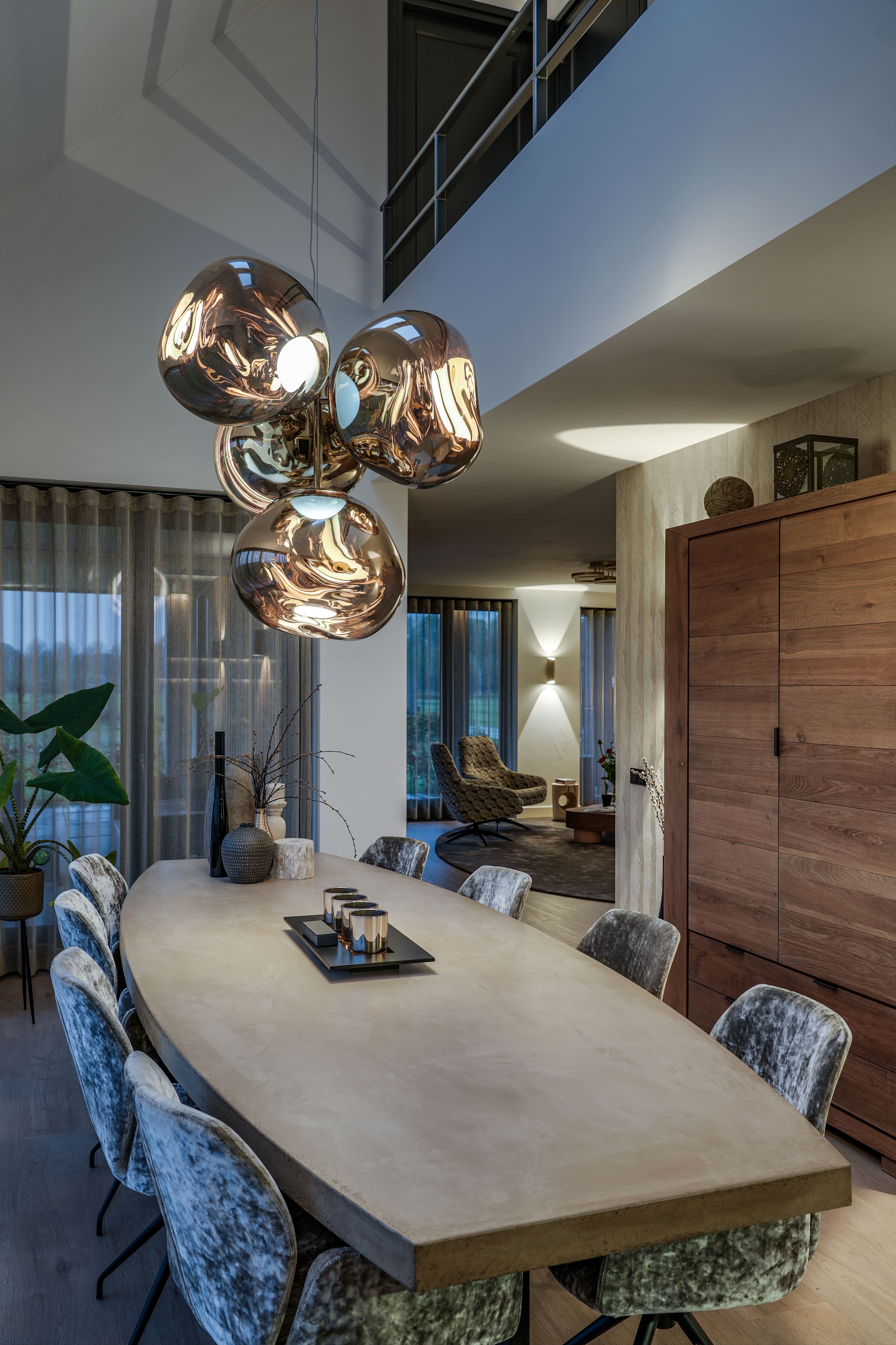 Interieur eetkamer licht vide verbinding avond