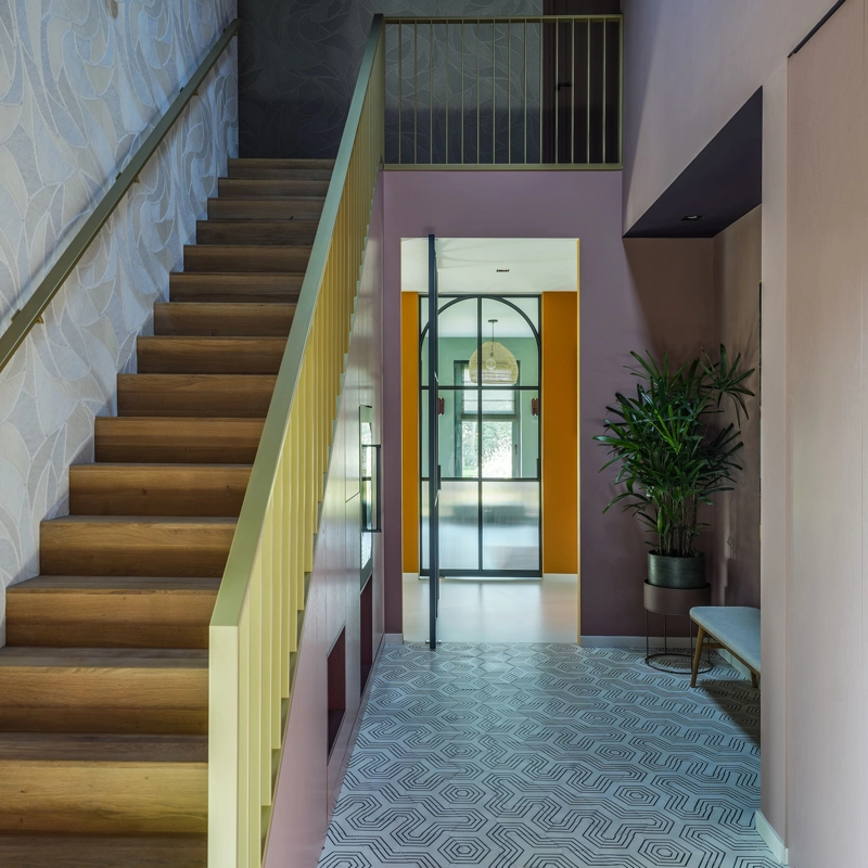 Trapopgang van een levendig interieur