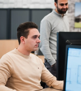 Medewerker van Livingstone aan het werk op de computer