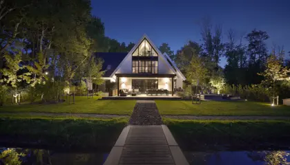 Achtergevel van een moderne villa met brug